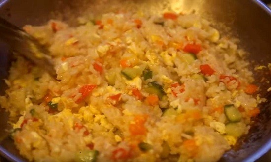 Как приготовить жареный рис с овощами и яйцом на сковороде вкусно по простым рецептам
Как приготовить жареный рис с овощами и яйцом на сковороде вкусно по простым рецептам