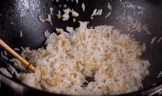 Как приготовить жареный рис с овощами и яйцом на сковороде вкусно по простым рецептам
Как приготовить жареный рис с овощами и яйцом на сковороде вкусно по простым рецептам