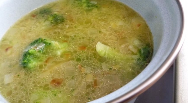 Суп-пюре из брокколи с беконом и йогуртом, пошаговый рецепт с фото Суп-пюре из брокколи с беконом и йогуртом, пошаговый рецепт с фото