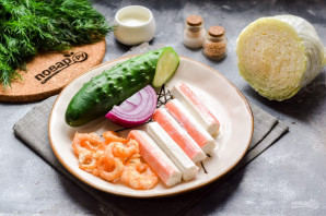 Салат с креветками, крабовыми палочками и пекинской капустой