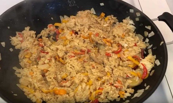 Как приготовить жареный рис с овощами и яйцом на сковороде вкусно по простым рецептам
Как приготовить жареный рис с овощами и яйцом на сковороде вкусно по простым рецептам