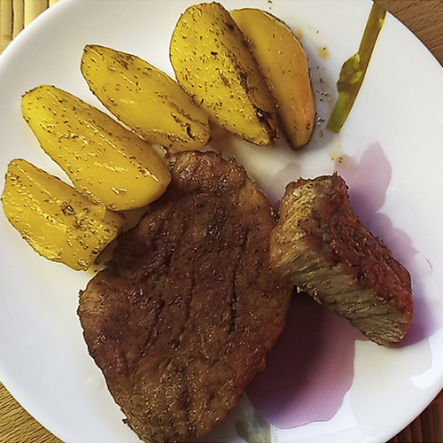 Запеченное мясо свинины в духовке, с картофелем по-деревенски Запеченное мясо свинины в духовке, с картофелем по-деревенски