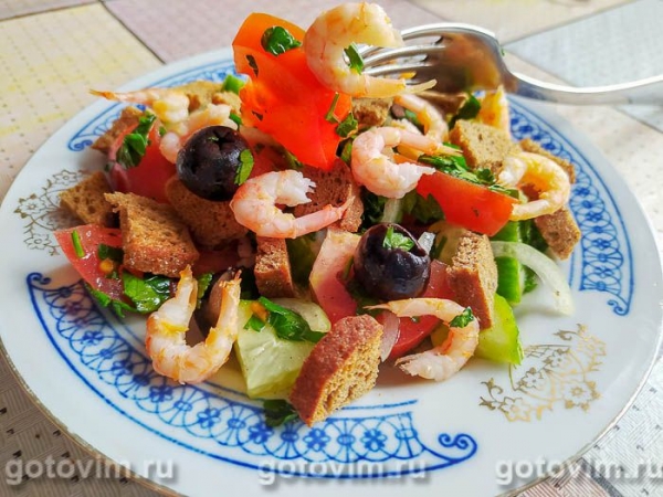 Салат с креветками, огурцом, помидорами и ржаными сухариками Салат с креветками, огурцом, помидорами и ржаными сухариками