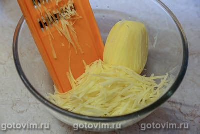 Салат «Муравейник» из картофельной соломки со шпротами Салат «Муравейник» из картофельной соломки со шпротами