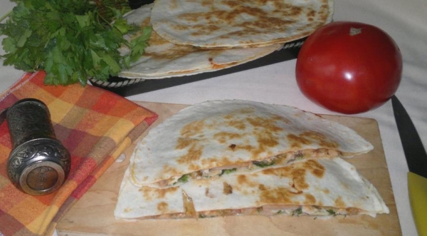 Кесадилья с курицей и острым соусом, пошаговый рецепт с фото Кесадилья с курицей и острым соусом, пошаговый рецепт с фото