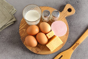 Рулетики из яйца, колбасы и сыра Рулетики из яйца, колбасы и сыра
