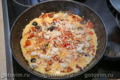 Греческий омлет с помидорами, маслинами и брынзой