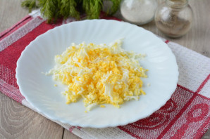 Салат с консервированной сайрой и яйцами