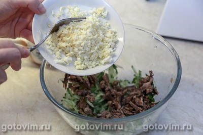 Салат «Муравейник» из картофельной соломки со шпротами Салат «Муравейник» из картофельной соломки со шпротами