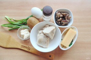 Салат с курицей, киви и грибами