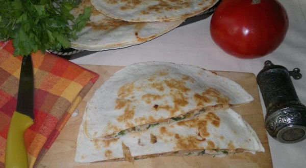 Кесадилья с курицей и острым соусом, пошаговый рецепт с фото Кесадилья с курицей и острым соусом, пошаговый рецепт с фото