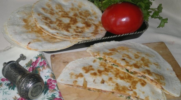 Кесадилья с курицей и острым соусом, пошаговый рецепт с фото Кесадилья с курицей и острым соусом, пошаговый рецепт с фото