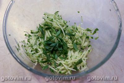 Салат «Муравейник» из картофельной соломки со шпротами Салат «Муравейник» из картофельной соломки со шпротами