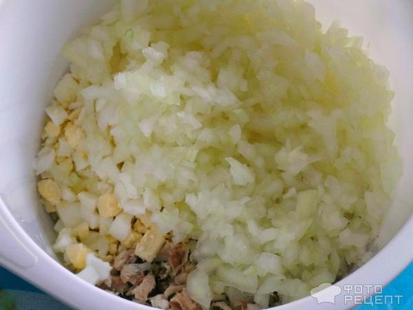 Рецепт: Салат с курицей - с сыром и сухариками