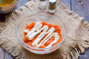 Слоеный салат с тунцом и яблоком