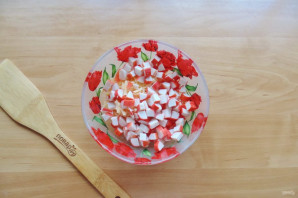 Салат с перепелиными яйцами и крабовыми палочками