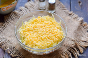 Слоеный салат с тунцом и яблоком
