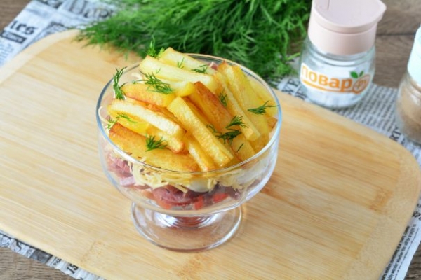 Салат с картошкой фри и колбасой Салат с картошкой фри и колбасой