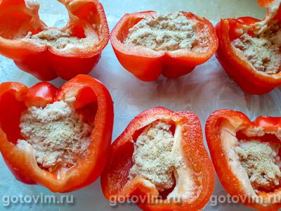 Фаршированный перец с тунцом по сырной корочкой, запеченный в духовке Фаршированный перец с тунцом по сырной корочкой, запеченный в духовке