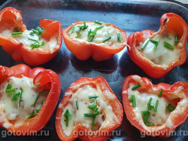 Фаршированный перец с тунцом по сырной корочкой, запеченный в духовке Фаршированный перец с тунцом по сырной корочкой, запеченный в духовке