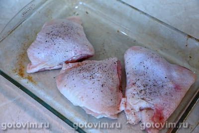 Куриные бедра, запеченные в соусе из сливочного масла с чесноком и лимоном Куриные бедра, запеченные в соусе из сливочного масла с чесноком и лимоном