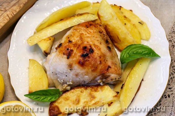 Куриные бедра, запеченные в соусе из сливочного масла с чесноком и лимоном Куриные бедра, запеченные в соусе из сливочного масла с чесноком и лимоном