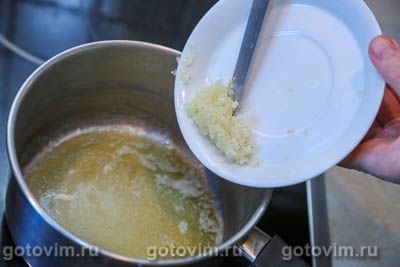 Куриные бедра, запеченные в соусе из сливочного масла с чесноком и лимоном Куриные бедра, запеченные в соусе из сливочного масла с чесноком и лимоном
