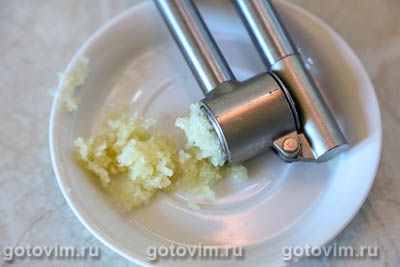 Куриные бедра, запеченные в соусе из сливочного масла с чесноком и лимоном Куриные бедра, запеченные в соусе из сливочного масла с чесноком и лимоном