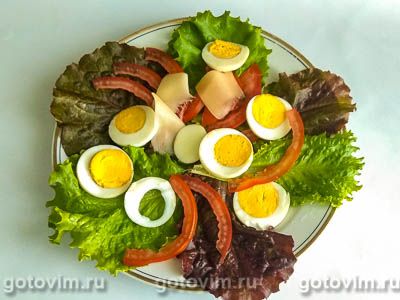 Салат из сыра с яйцом и красной редькой под острой заправкой
