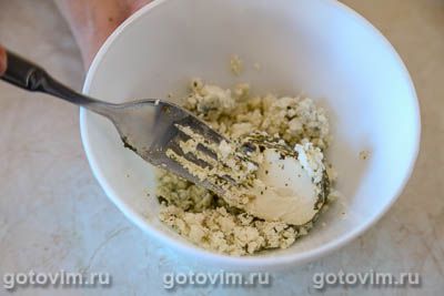 Салат из редиса, огурца и козьего сыра