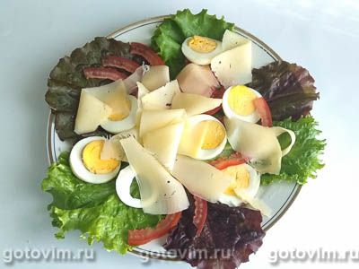 Салат из сыра с яйцом и красной редькой под острой заправкой