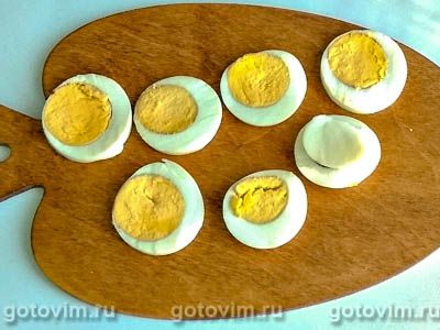 Салат из сыра с яйцом и красной редькой под острой заправкой