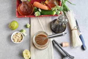 Салат с рисовой лапшой и овощами
