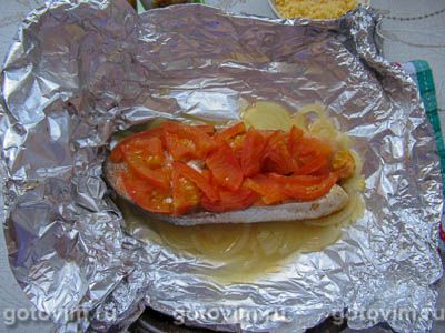 Стейк семги в фольге (с помидорами и сыром)