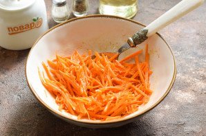 Салат с корейской морковью и маринованными огурцами Салат с корейской морковью и маринованными огурцами