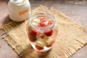 Компот из клубники с бананом на зиму Компот из клубники с бананом на зиму