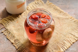 Компот из клубники с бананом на зиму Компот из клубники с бананом на зиму