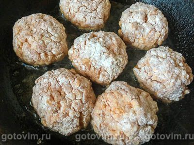 Тефтели с рисом и болгарским соусом лютеница