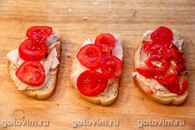 Горячие тосты с курицей, помидорами и сыром Горячие тосты с курицей, помидорами и сыром
