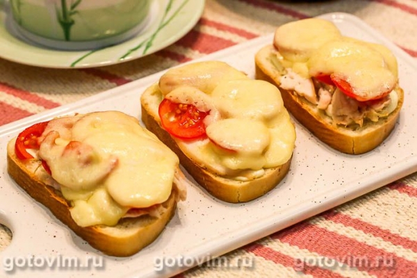 Горячие тосты с курицей, помидорами и сыром Горячие тосты с курицей, помидорами и сыром