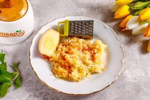 Салат красоты из овсяных хлопьев и яблока Салат красоты из овсяных хлопьев и яблока