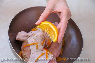 Куриные бедра с апельсином, медом и розмарином в духовке