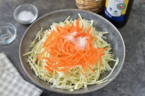 Салат с пикантной капустой и кукурузой Салат с пикантной капустой и кукурузой