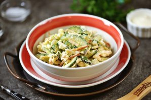 Салат с копченым сыром Салат с копченым сыром