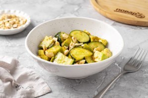 Салат с авокадо, кешью и огурцами Салат с авокадо, кешью и огурцами