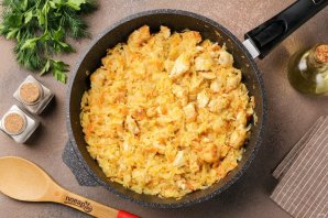 Тушёная капуста с фасолью и курицей