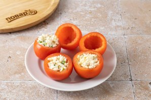 Помидоры, фаршированные сыром и чесноком