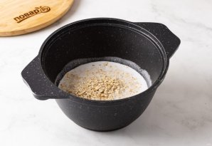 Карамельная овсяная каша на молоке с бананом