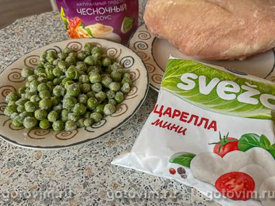 Куриные рулетики с сыром моцарелла и зеленым горошком Куриные рулетики с сыром моцарелла и зеленым горошком