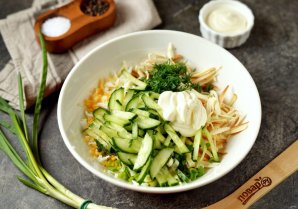 Салат с копченым сыром Салат с копченым сыром